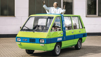 Bertone Visitors Bus como Papamóvel para o Papa João Paulo II