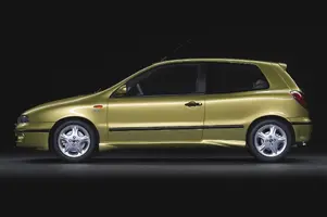 Fiat Bravo HGT: o hot hatch italiano dos anos 90 em escala 1:18