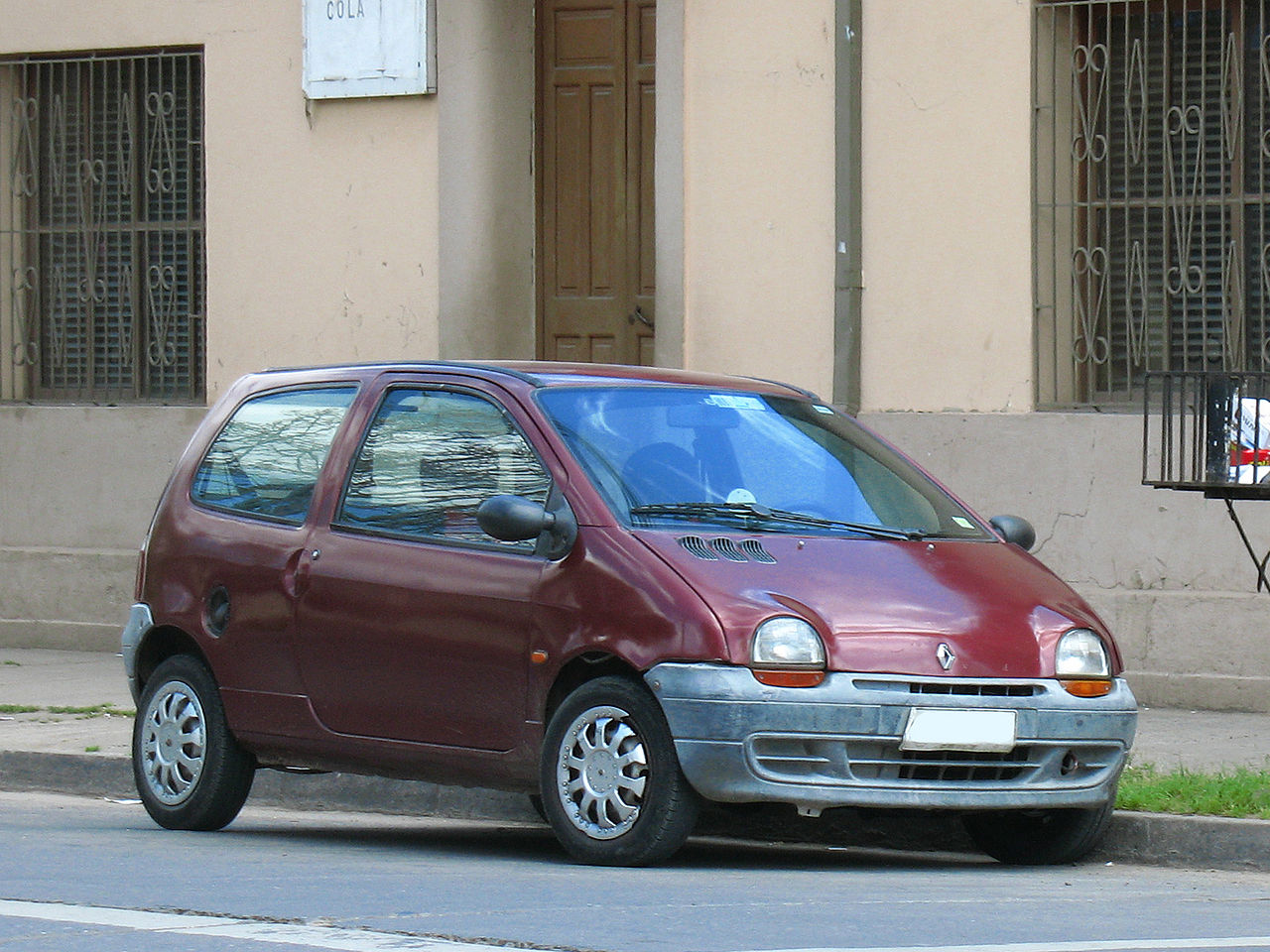 1280px-Renault_Twingo_1.2_1995_%2810717632396%29.jpg