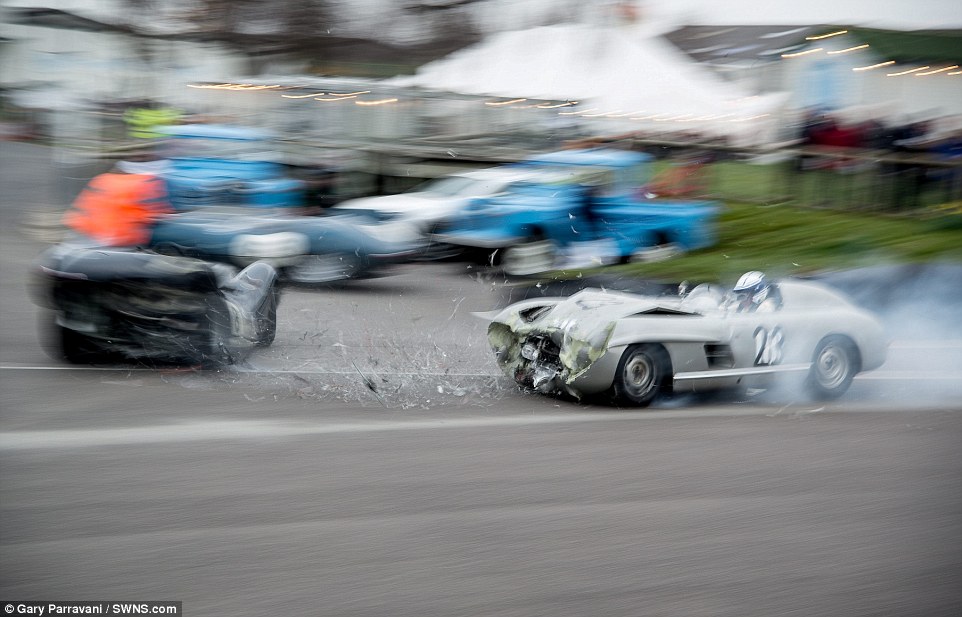 A traseira do Jaguar - que entrou no pit lane - ficou totalmente destruída enquanto a frente do Mercedes de desintegrava